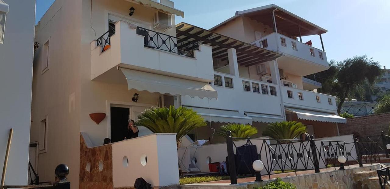 Diogenis Parga Studios Luaran gambar