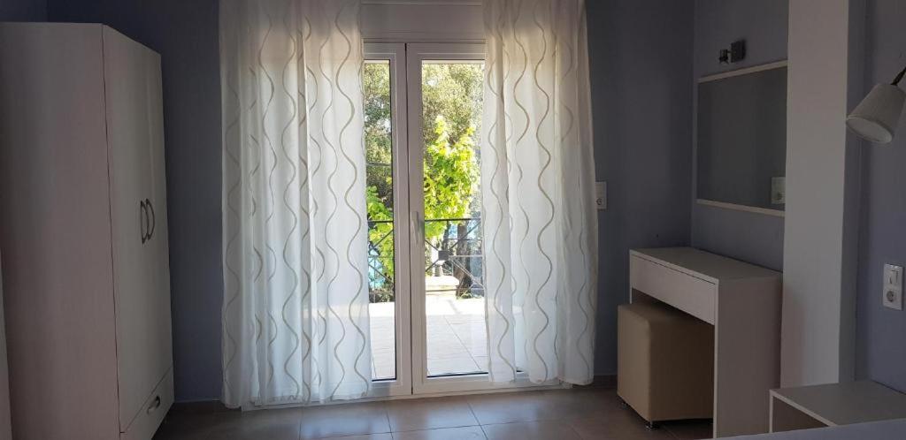 Diogenis Parga Studios Luaran gambar
