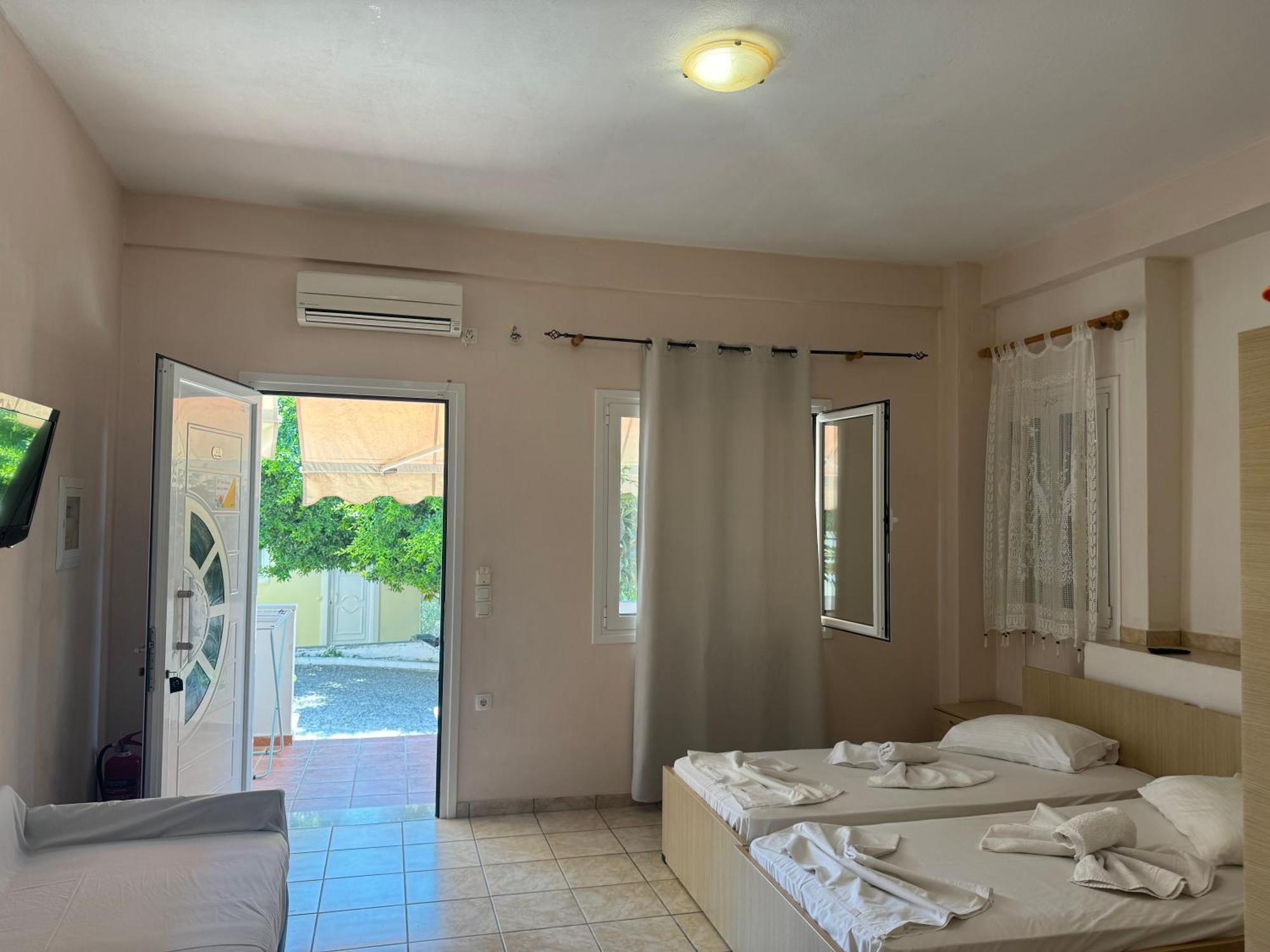 Diogenis Parga Studios Luaran gambar